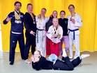 Osa Porin SM-kisojen / Pori Open 2025:n vihtiläiskisaajista. Kuvasta puuttuvat vielä Eerika, Lucas ja Nipaporn.