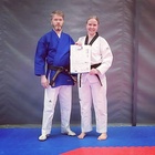 Kari Sirviö (5. Dan) ja Niina Kemppainen (1. Dan) Dan-sertifikaatin luovutustilaisuudessa